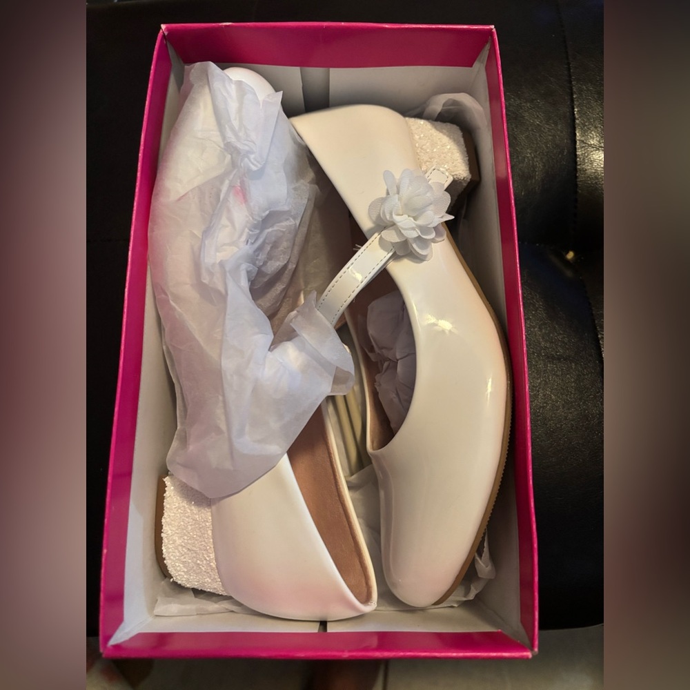 Elegant White girls size 6 Shoes with Floral Accent/ olive & edie